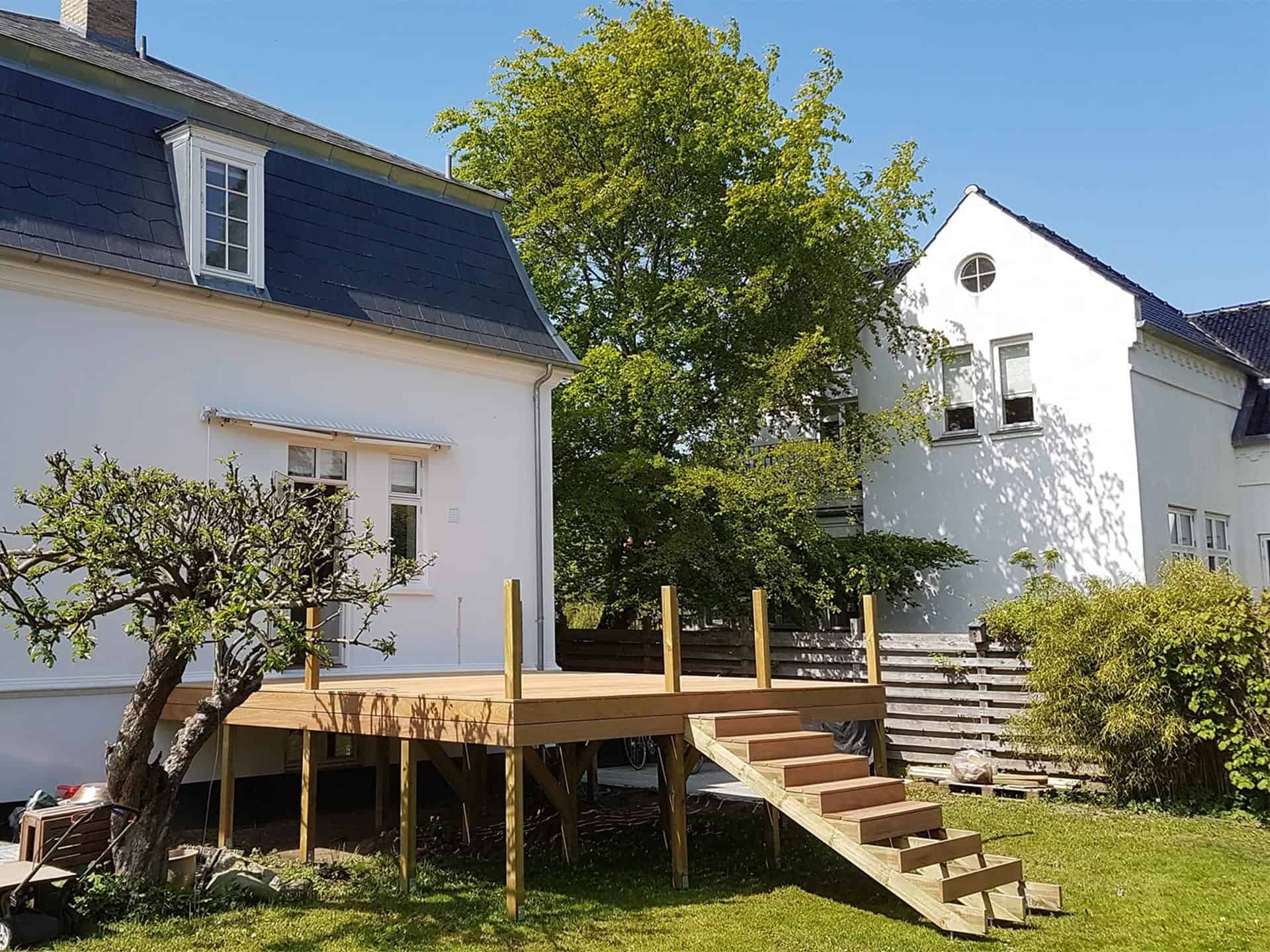 træterrasse ved hvidt hus